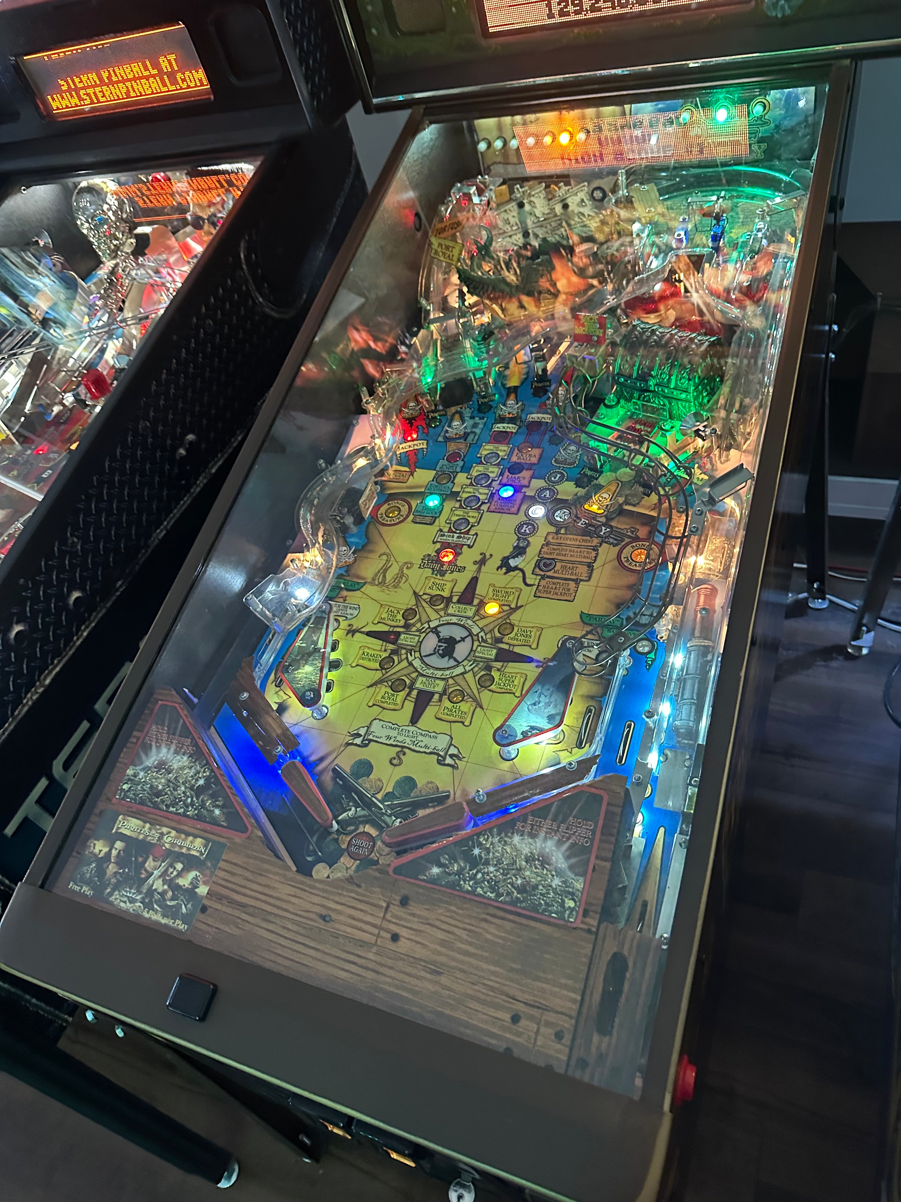 Stern Pinball LOADES Pirates of the Caribbean Pinball Machine