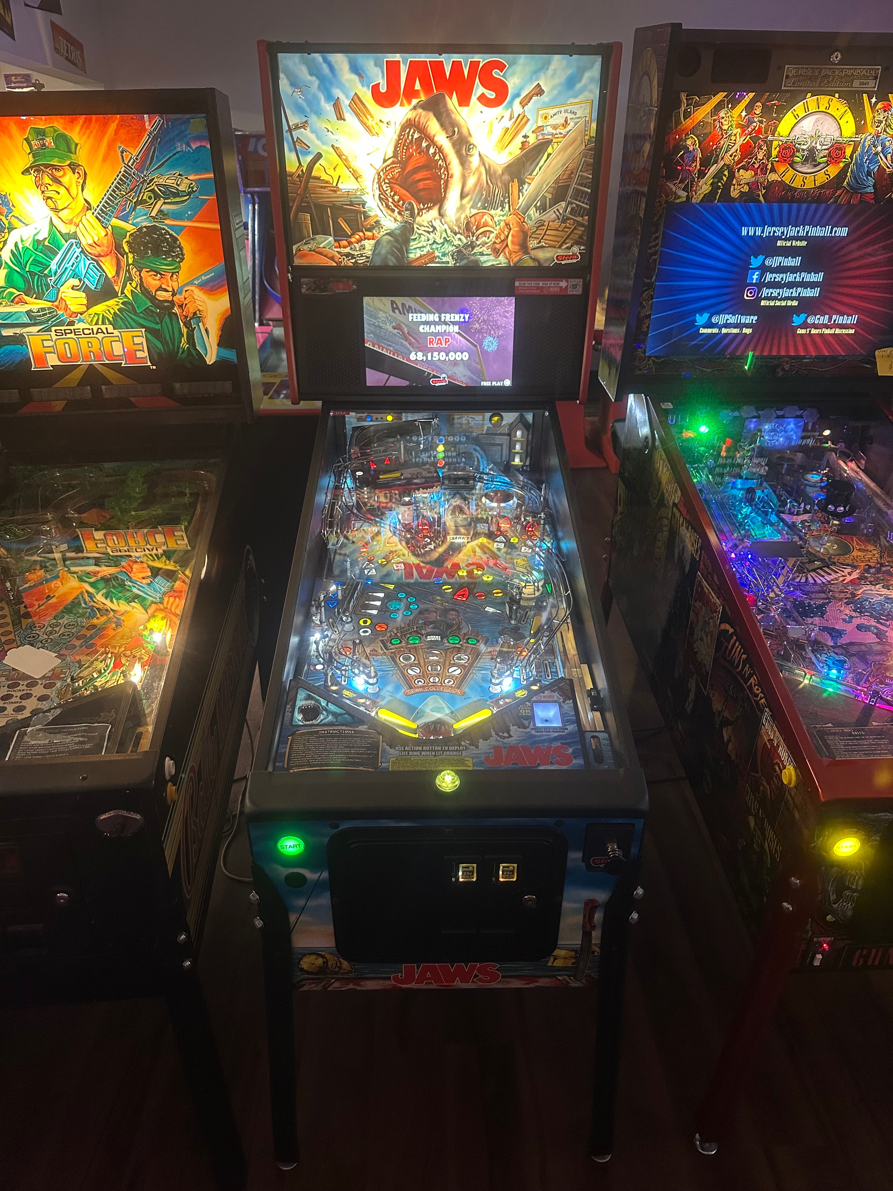 Stern Pinball Jaws Premium Pinball Machine