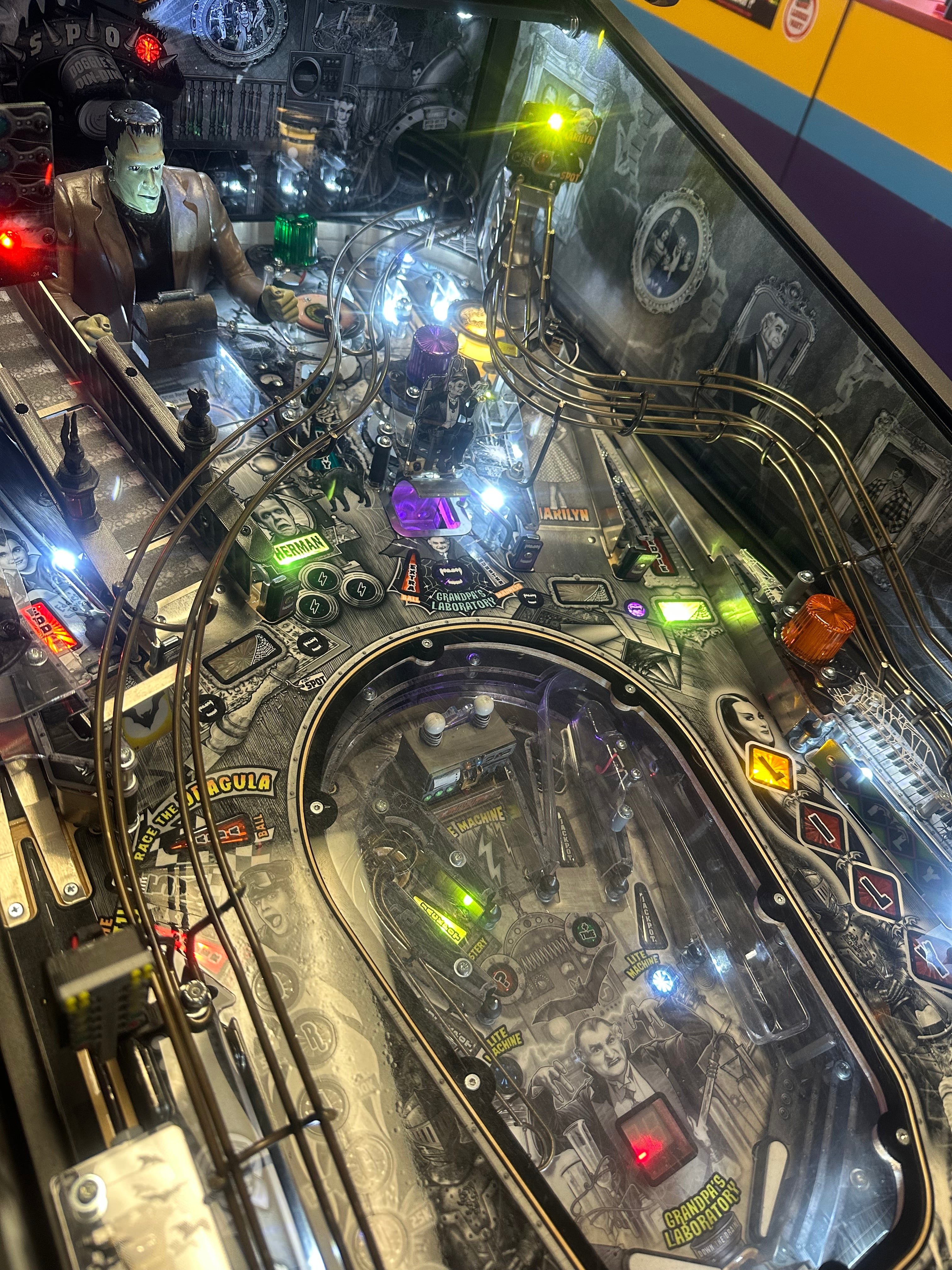 Stern Pinball LOADED The Munsters Premium Black & White Pinball Machine