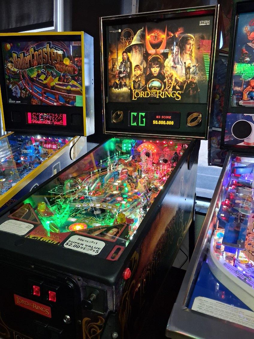 Stern Pinball LOADED The Lord of the Rings Pinball Machine