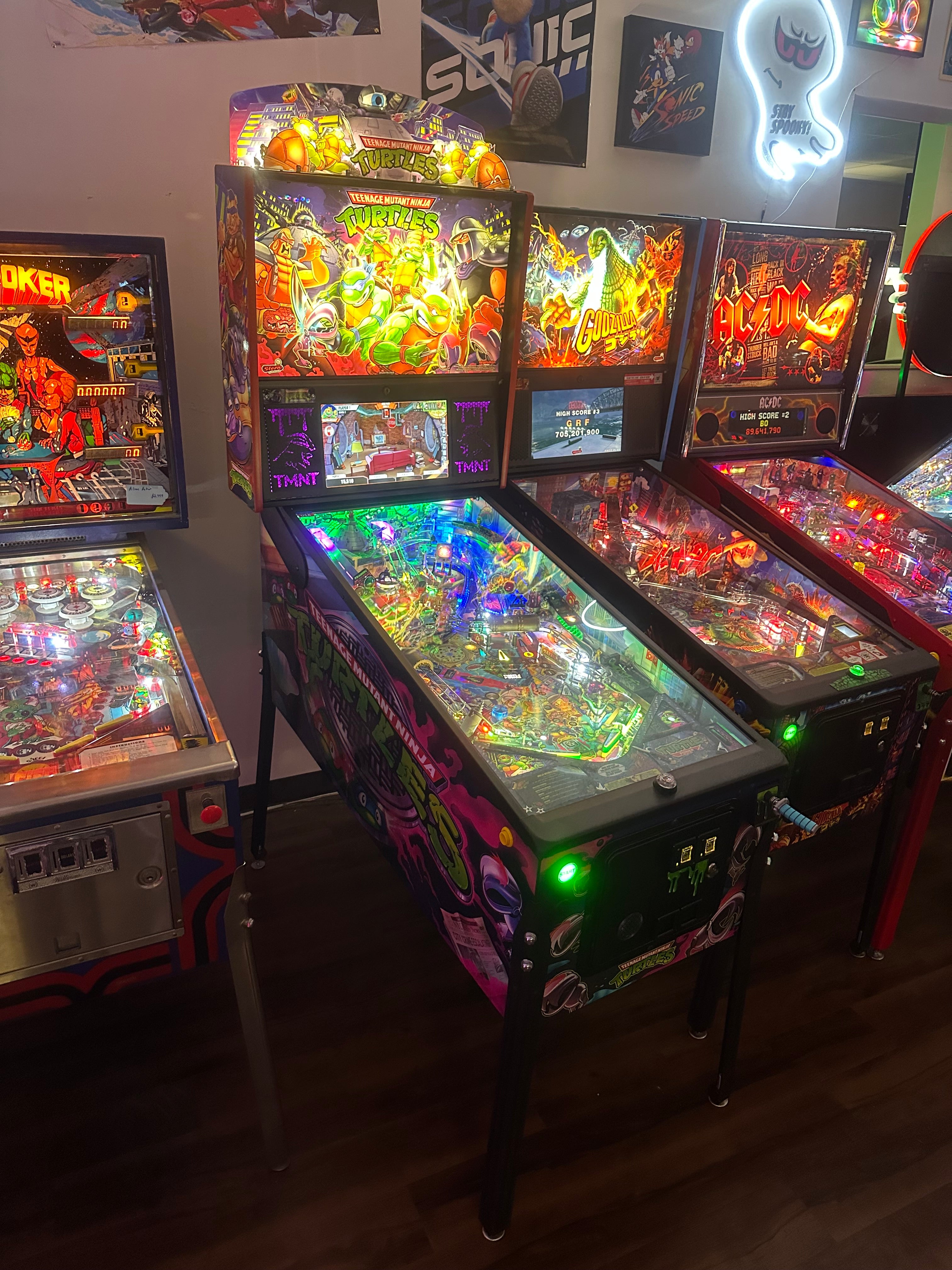 Stern Pinball LOADED Teenage Mutant Ninja Turtles Premium Pinball Machine