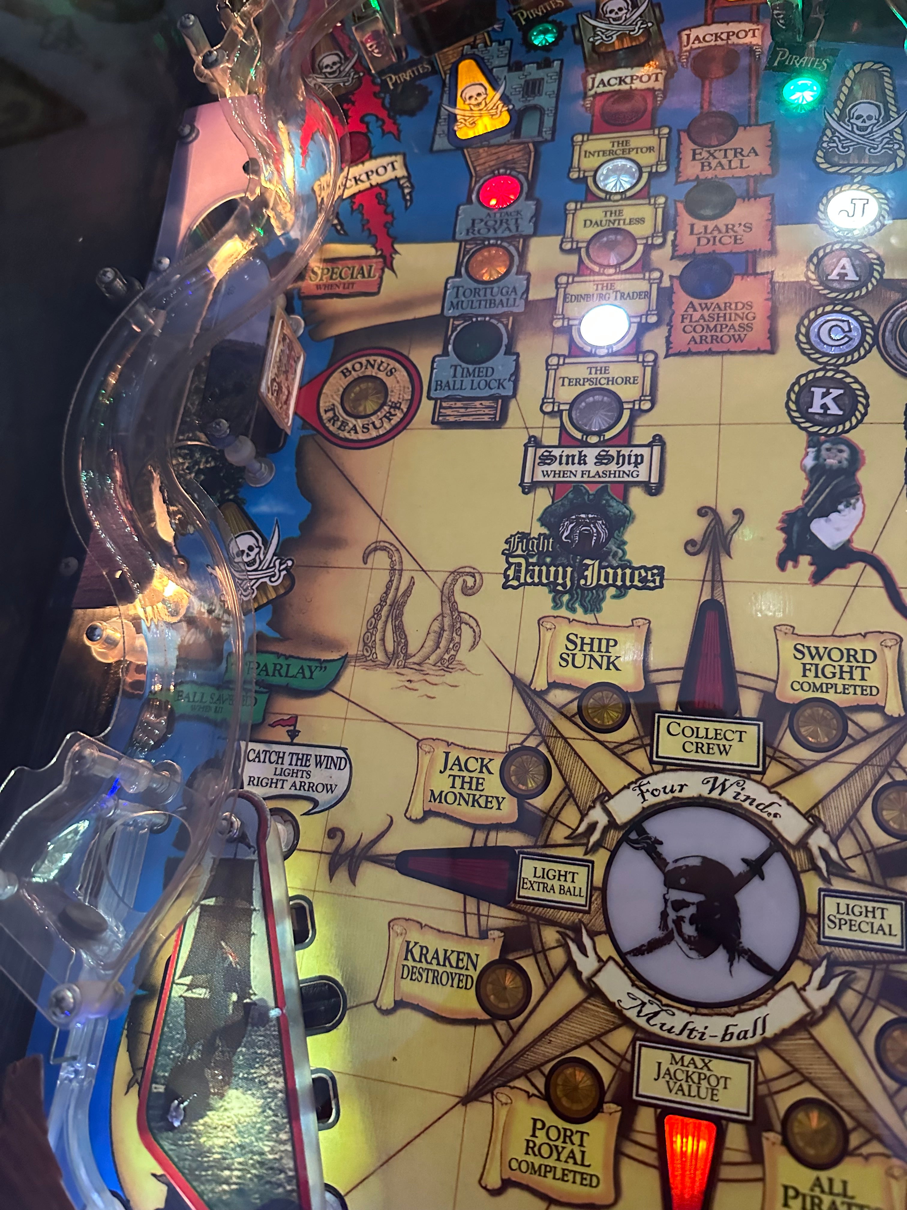 Stern Pinball LOADES Pirates of the Caribbean Pinball Machine