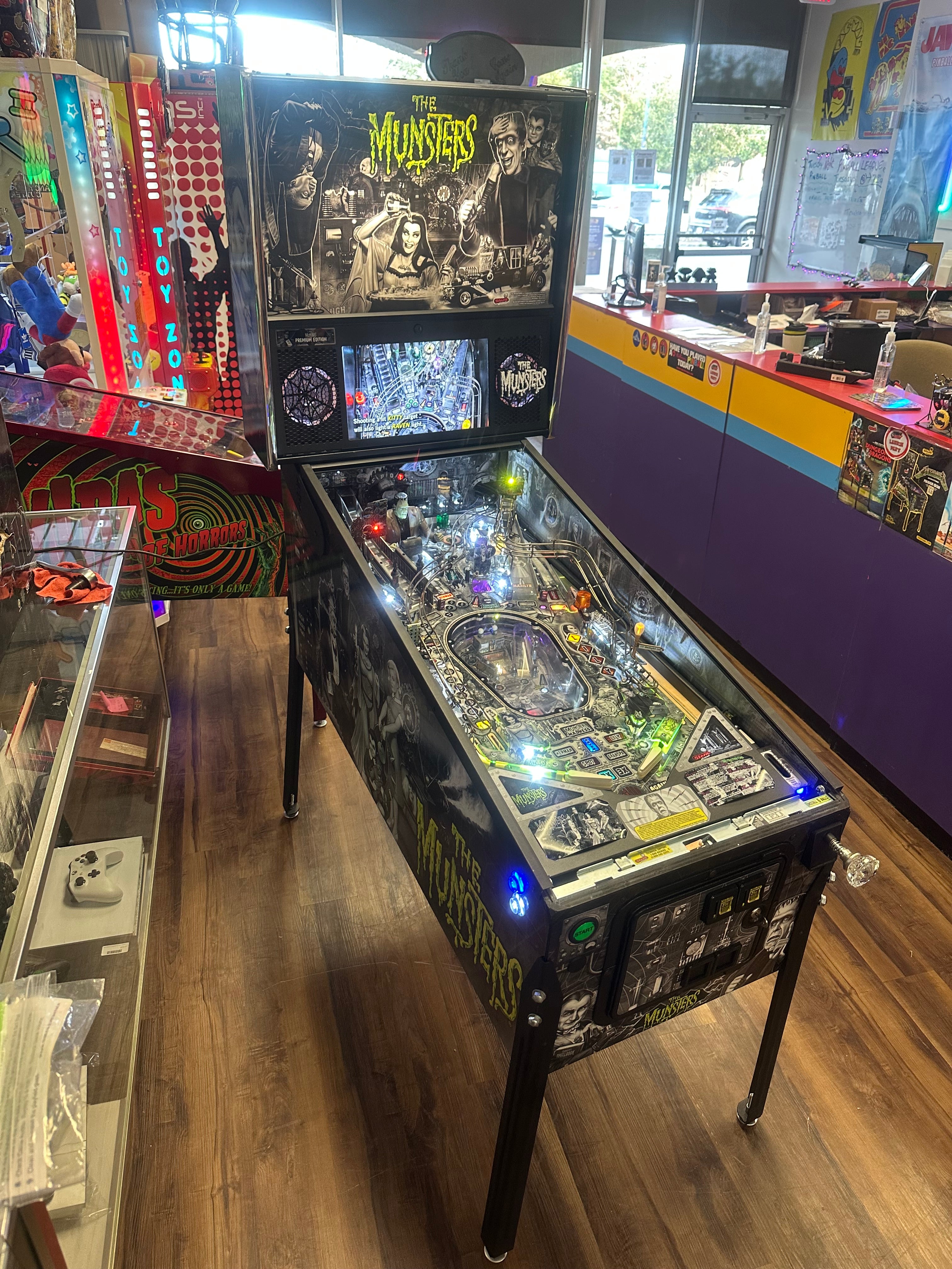 Stern Pinball LOADED The Munsters Premium Black & White Pinball Machine
