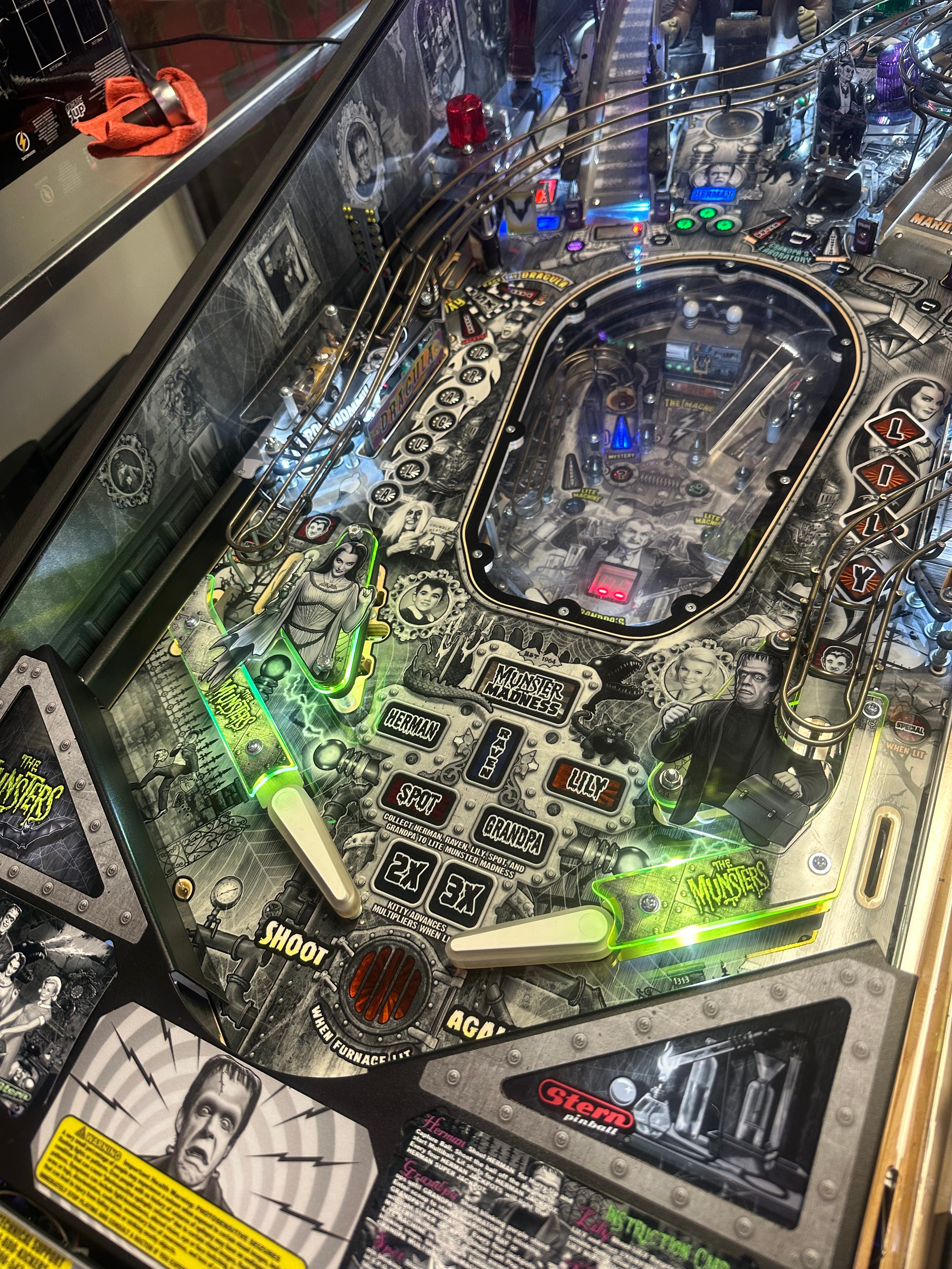 Stern Pinball LOADED The Munsters Premium Black & White Pinball Machine