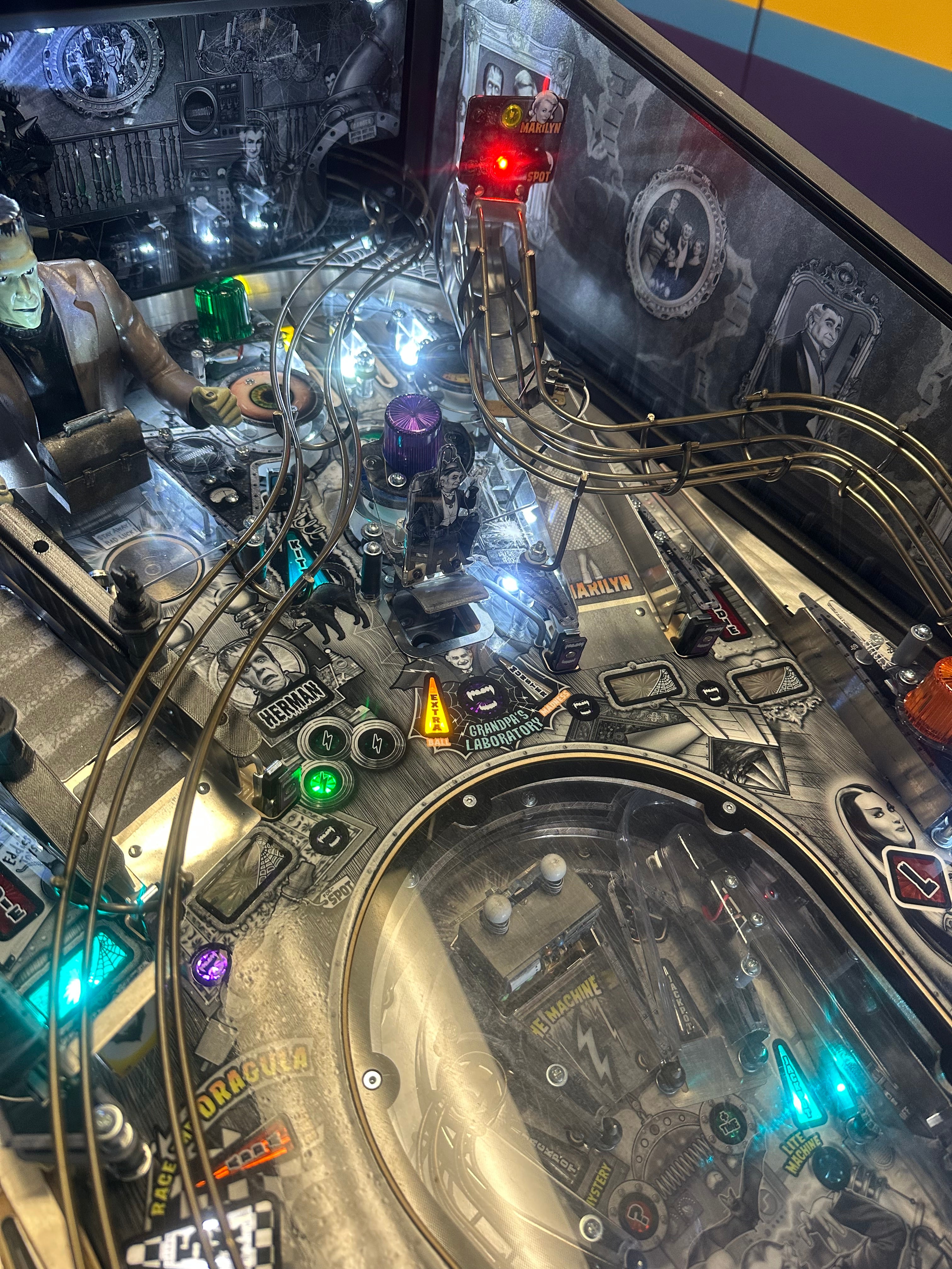 Stern Pinball LOADED The Munsters Premium Black & White Pinball Machine