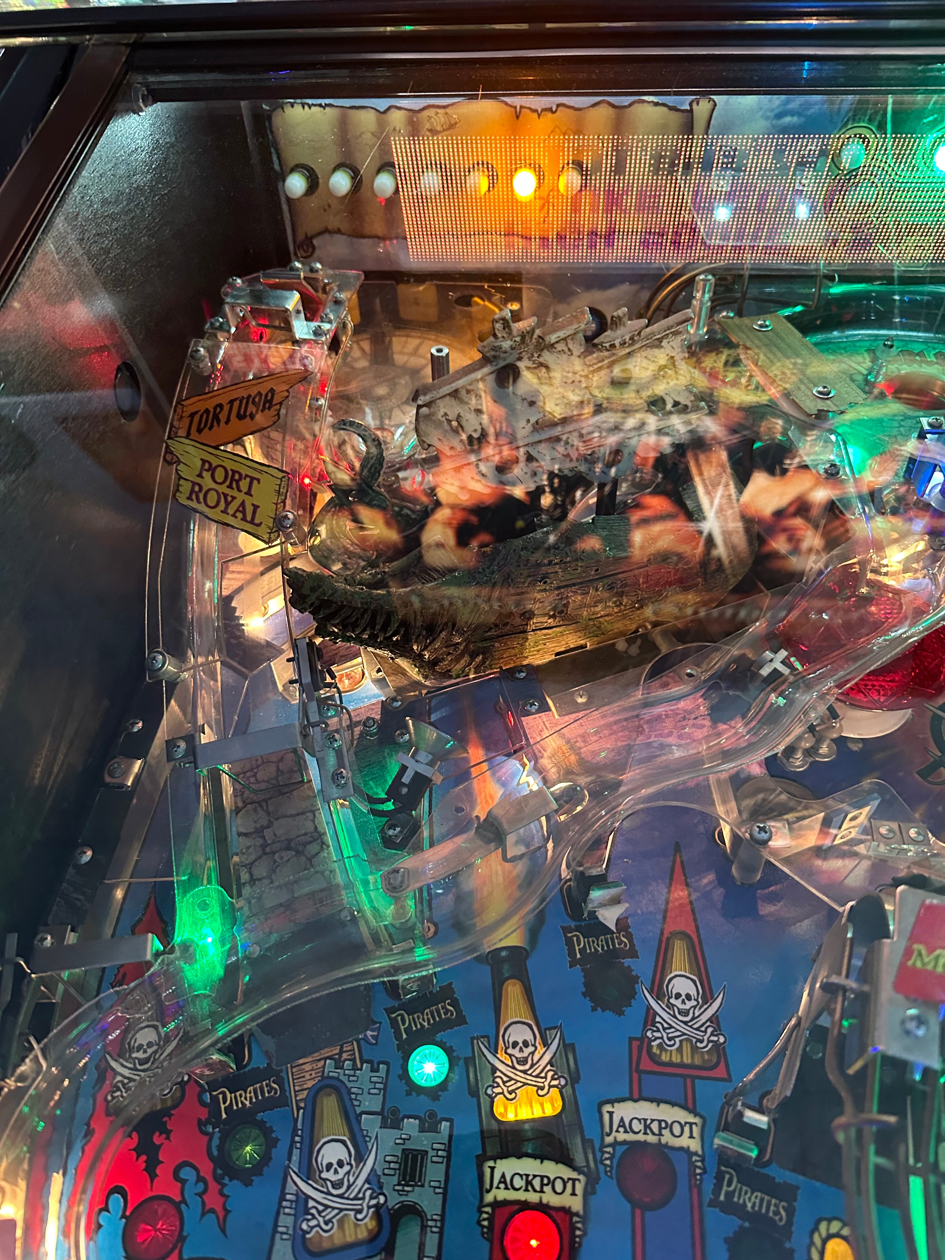 Stern Pinball LOADES Pirates of the Caribbean Pinball Machine