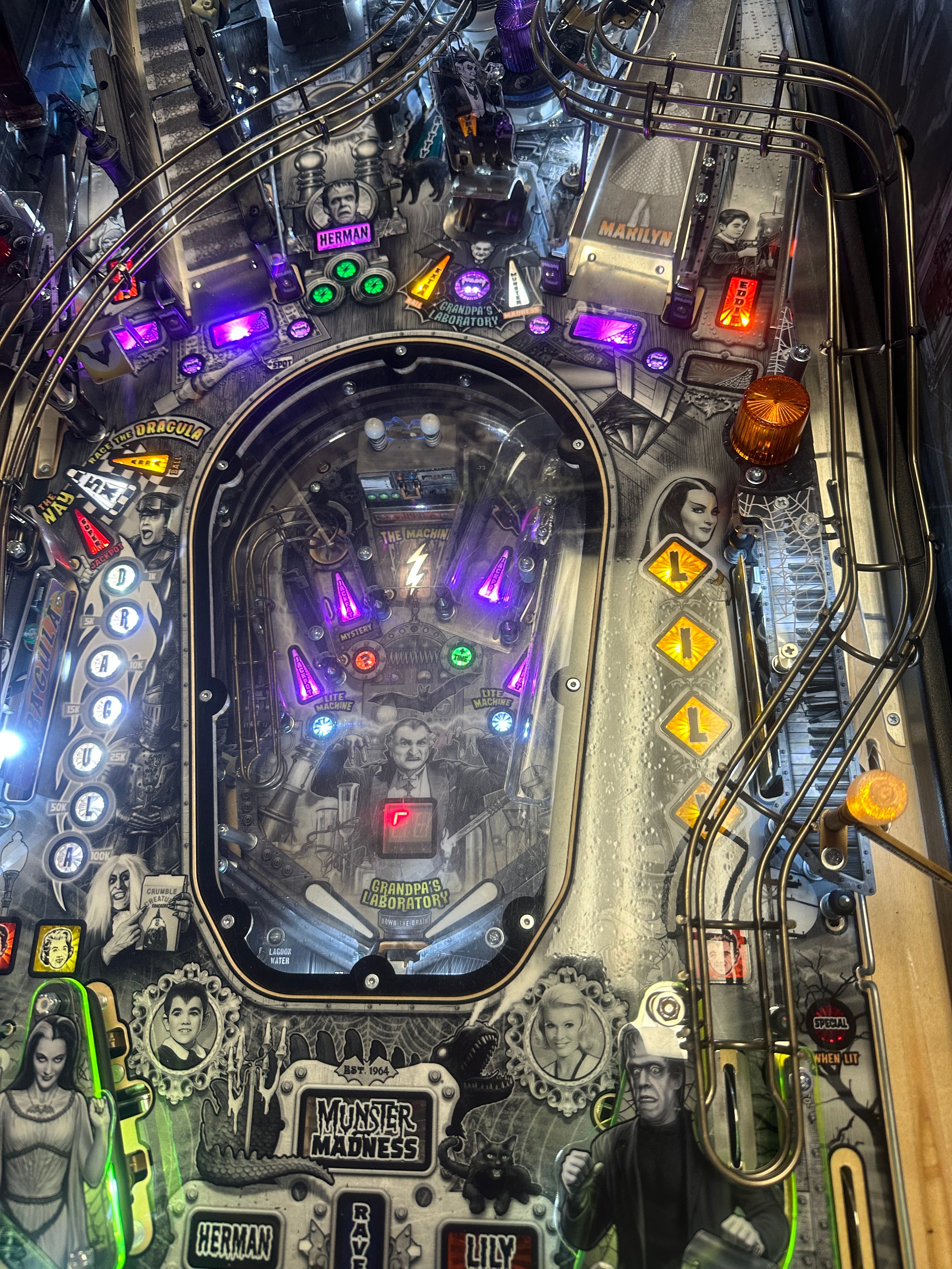 Stern Pinball LOADED The Munsters Premium Black & White Pinball Machine