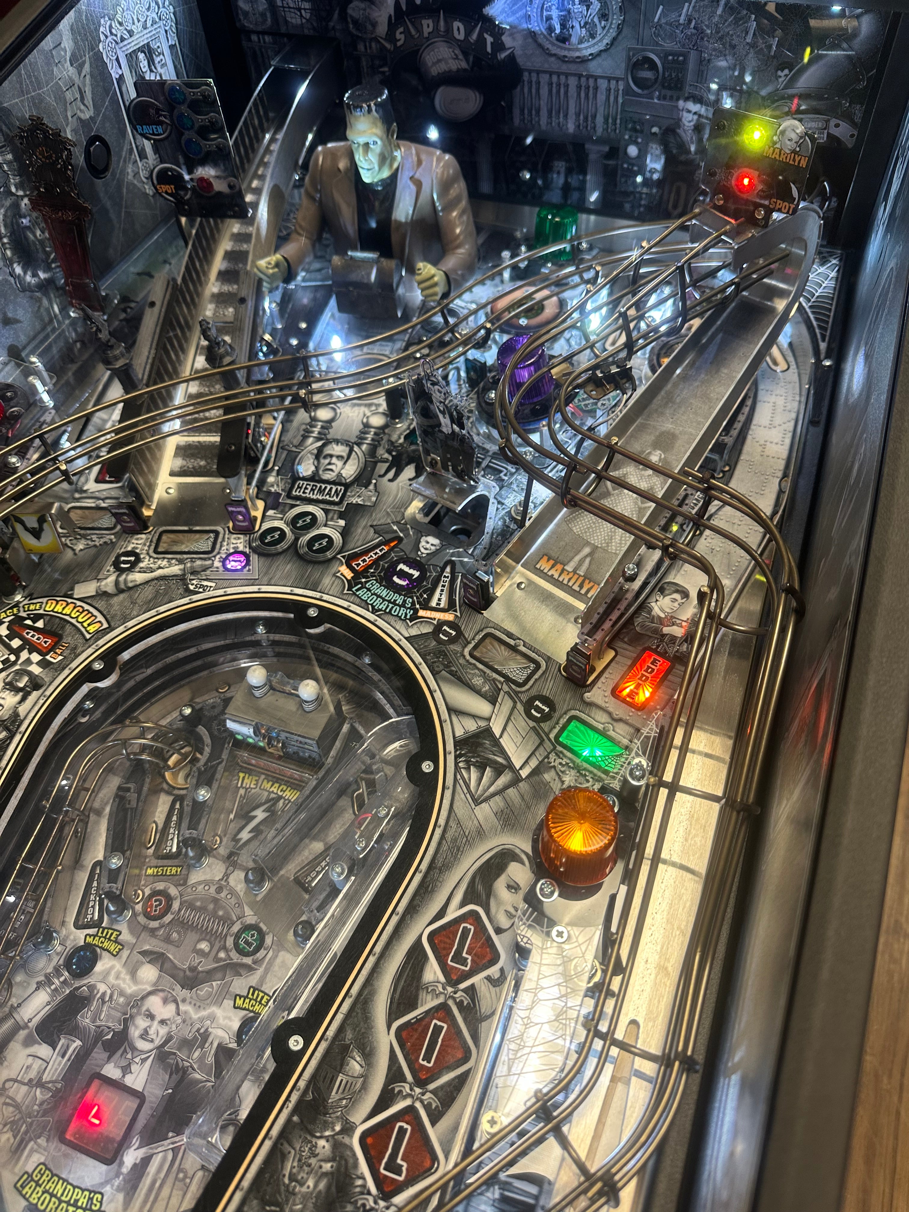 Stern Pinball LOADED The Munsters Premium Black & White Pinball Machine