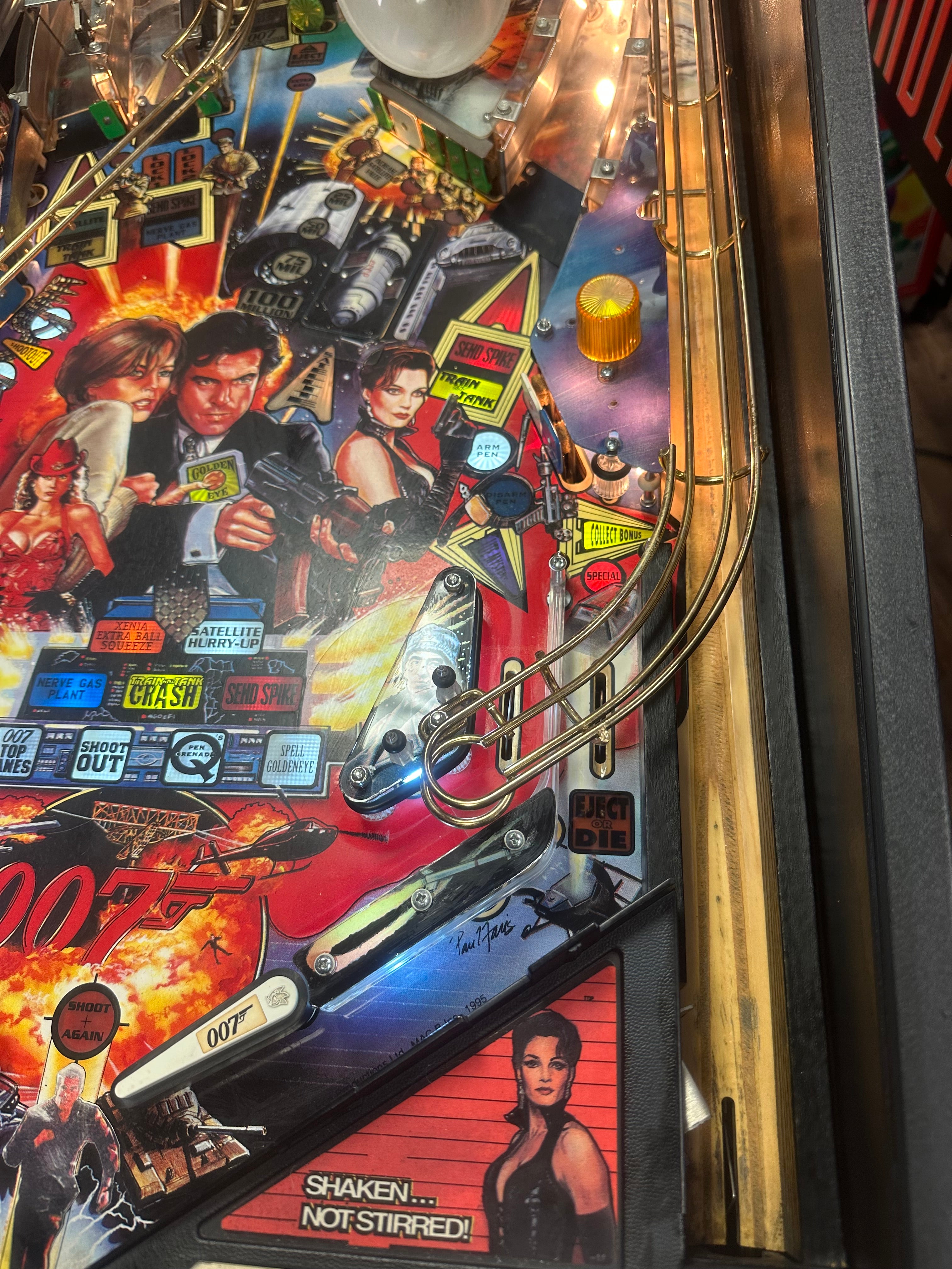 SEGA Goldeneye Pinball Machine