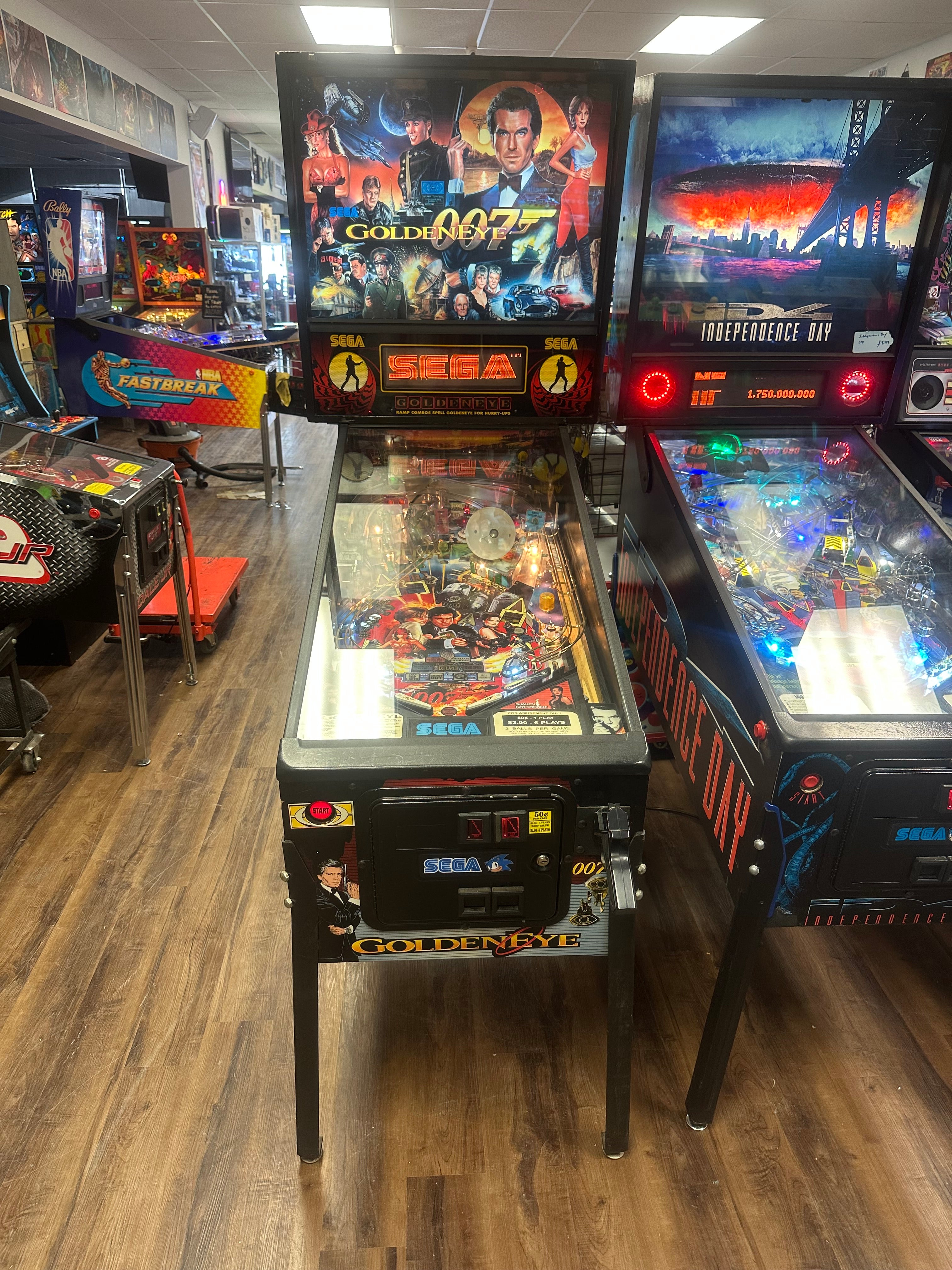 SEGA Goldeneye Pinball Machine