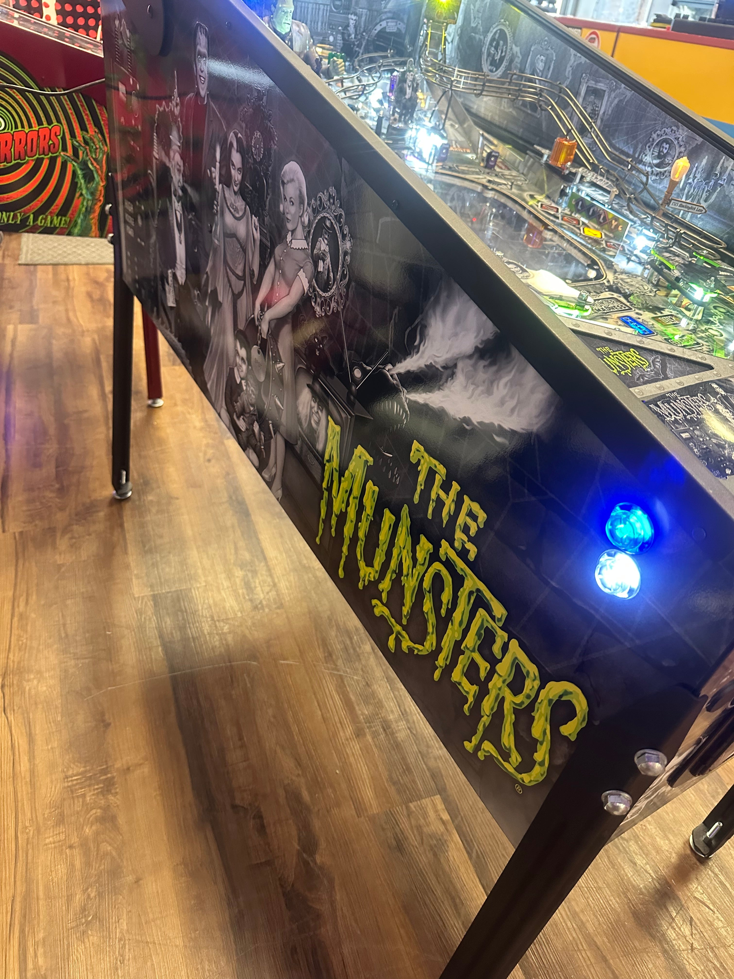 Stern Pinball LOADED The Munsters Premium Black & White Pinball Machine