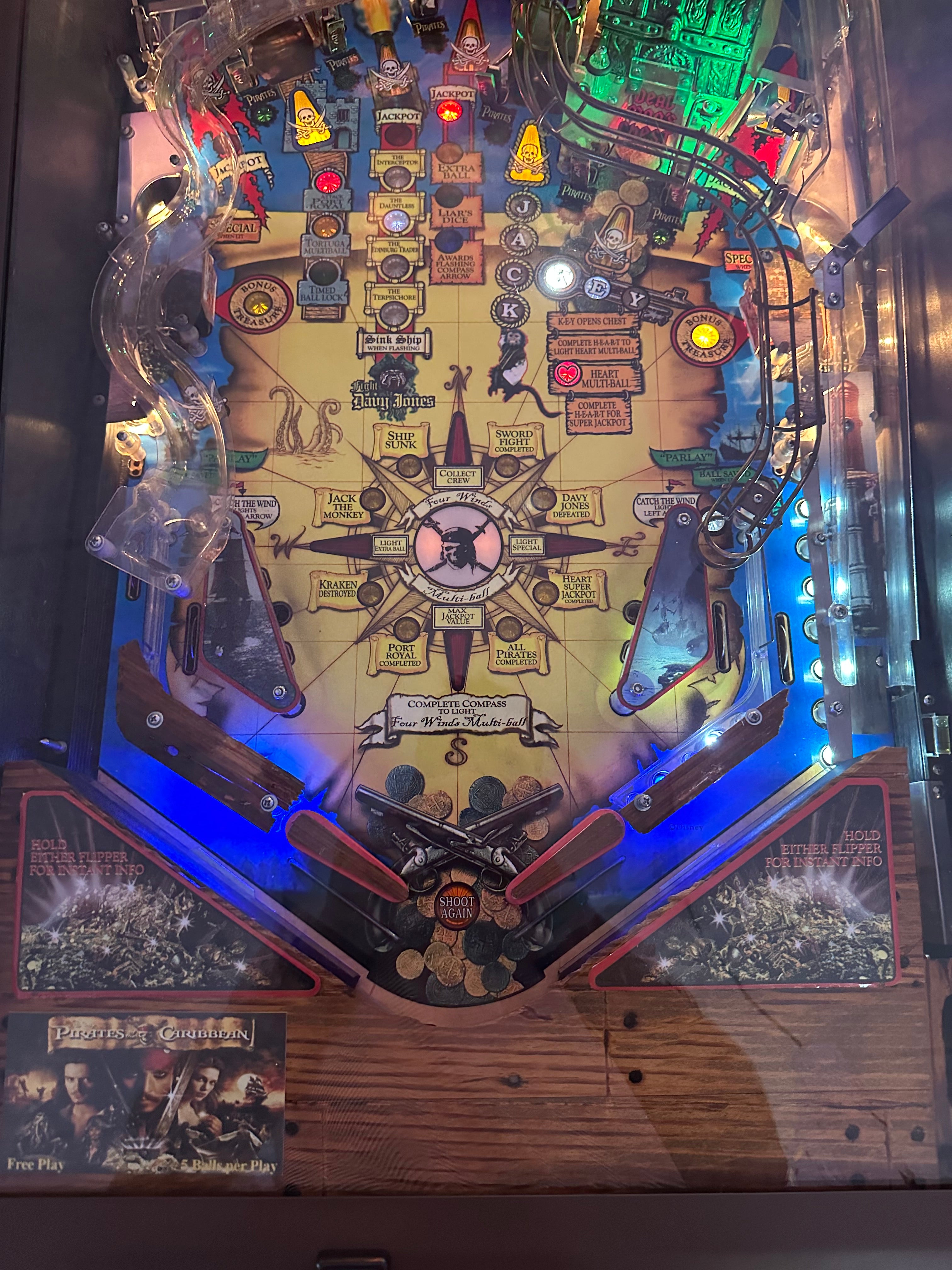 Stern Pinball LOADES Pirates of the Caribbean Pinball Machine