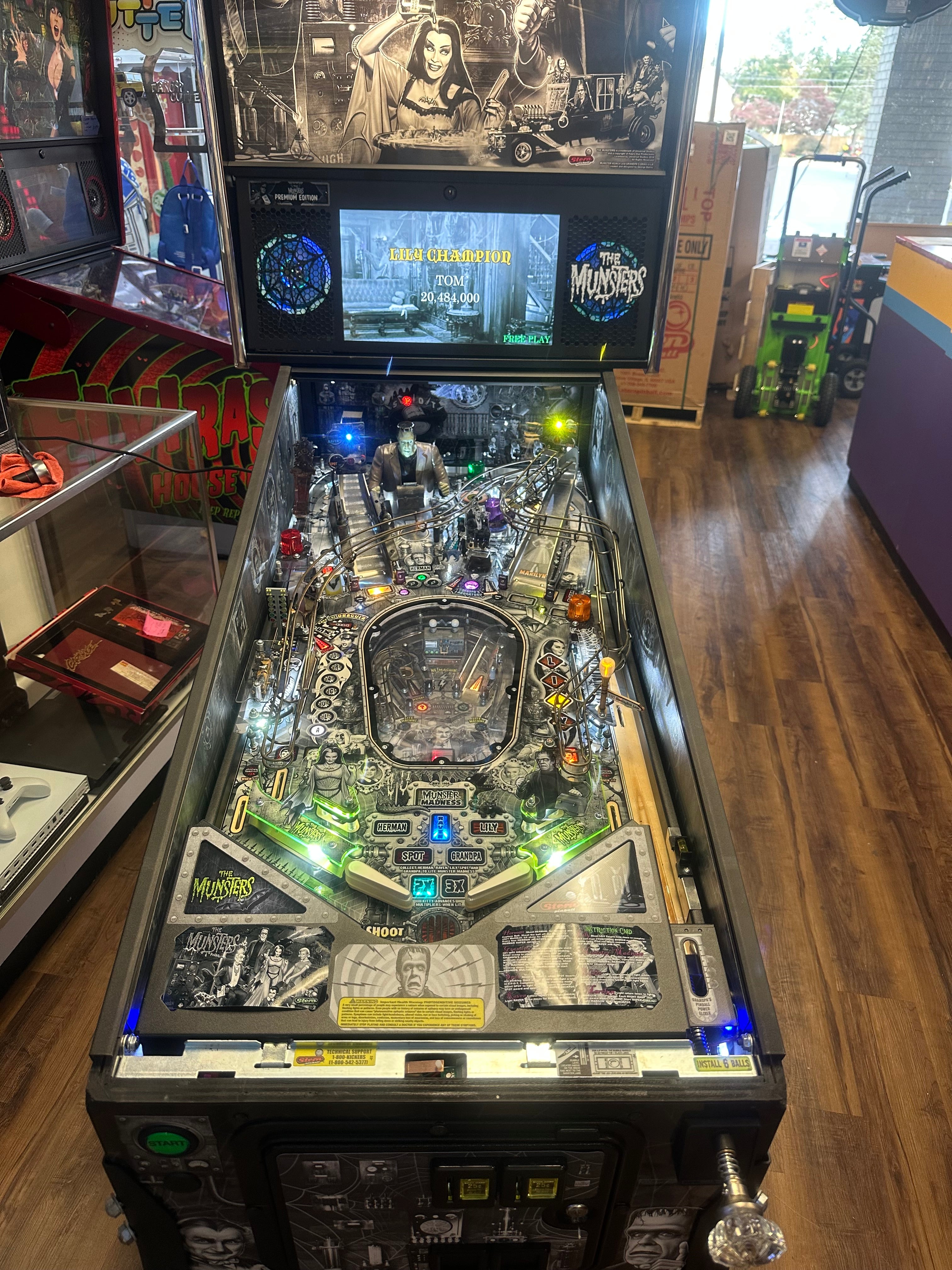 Stern Pinball LOADED The Munsters Premium Black & White Pinball Machine