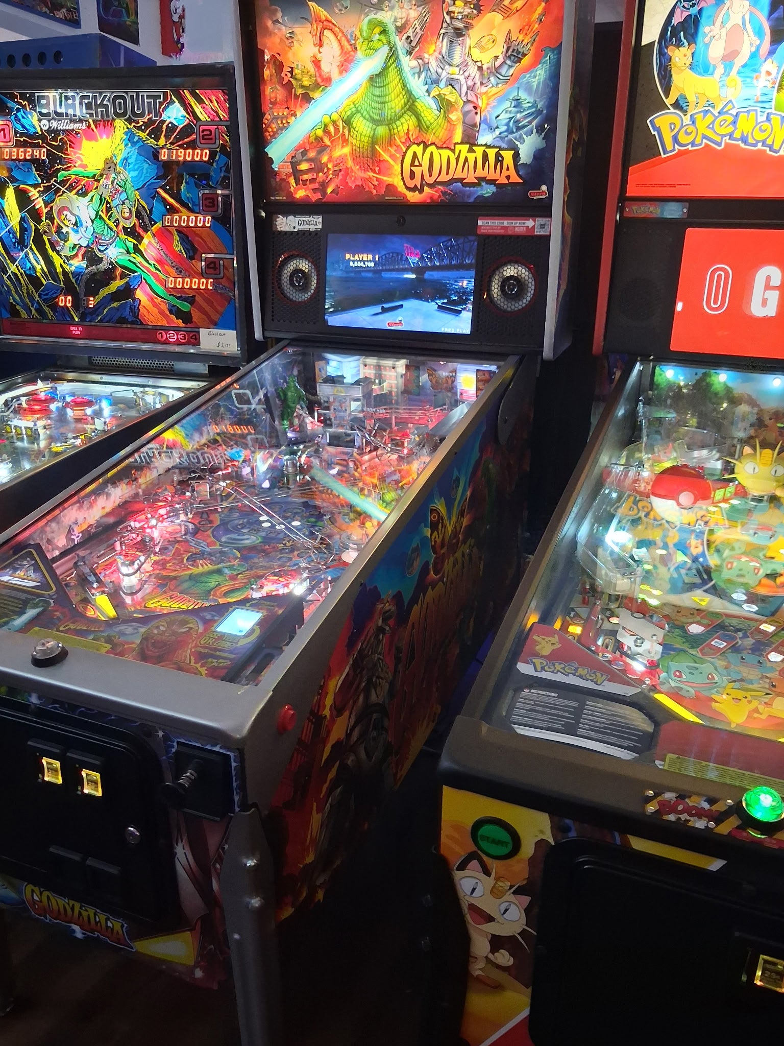 Stern Pinball Godzilla Limited Edition Pinball Machine with Stern Topper