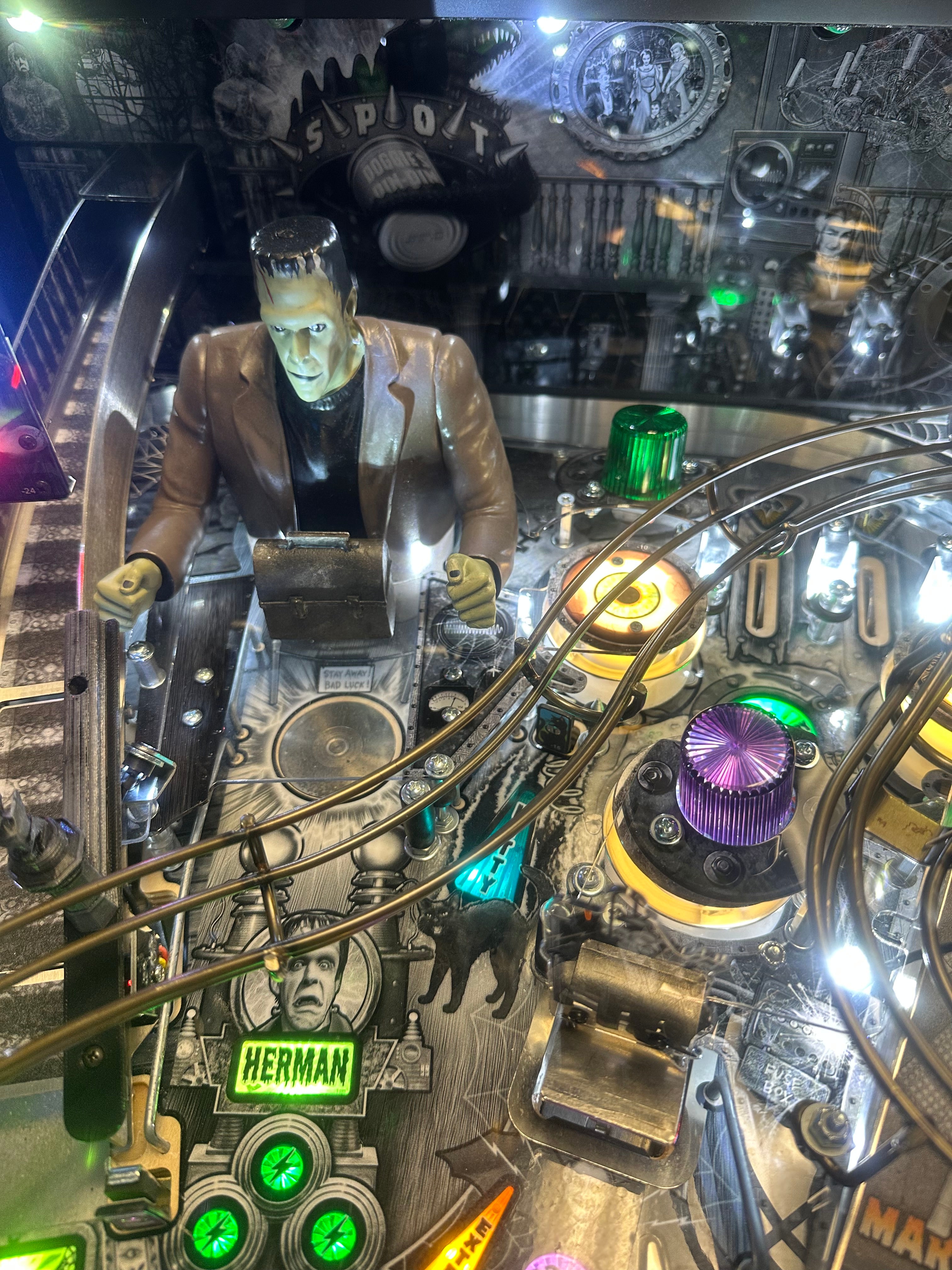 Stern Pinball LOADED The Munsters Premium Black & White Pinball Machine