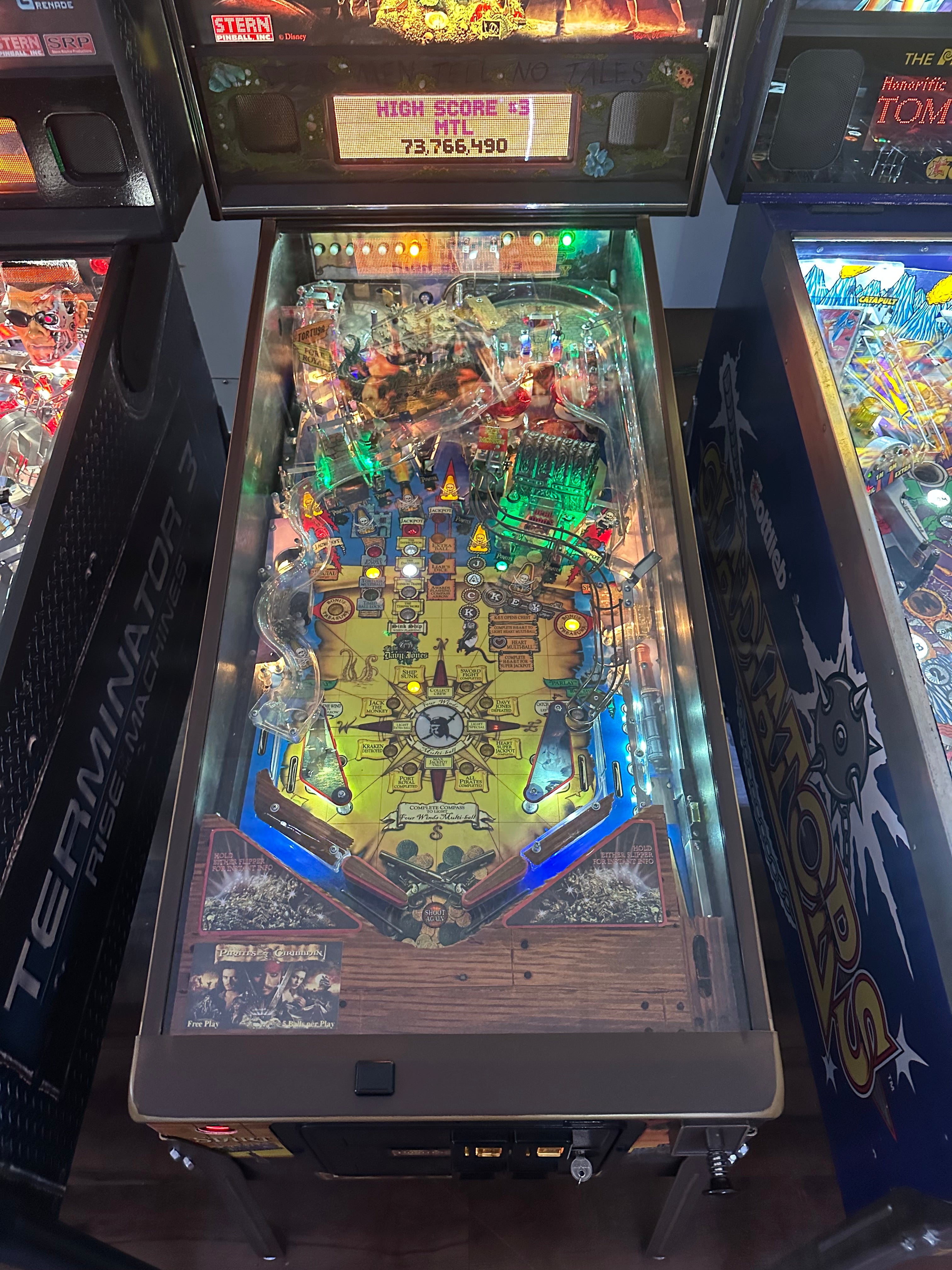 Stern Pinball LOADES Pirates of the Caribbean Pinball Machine