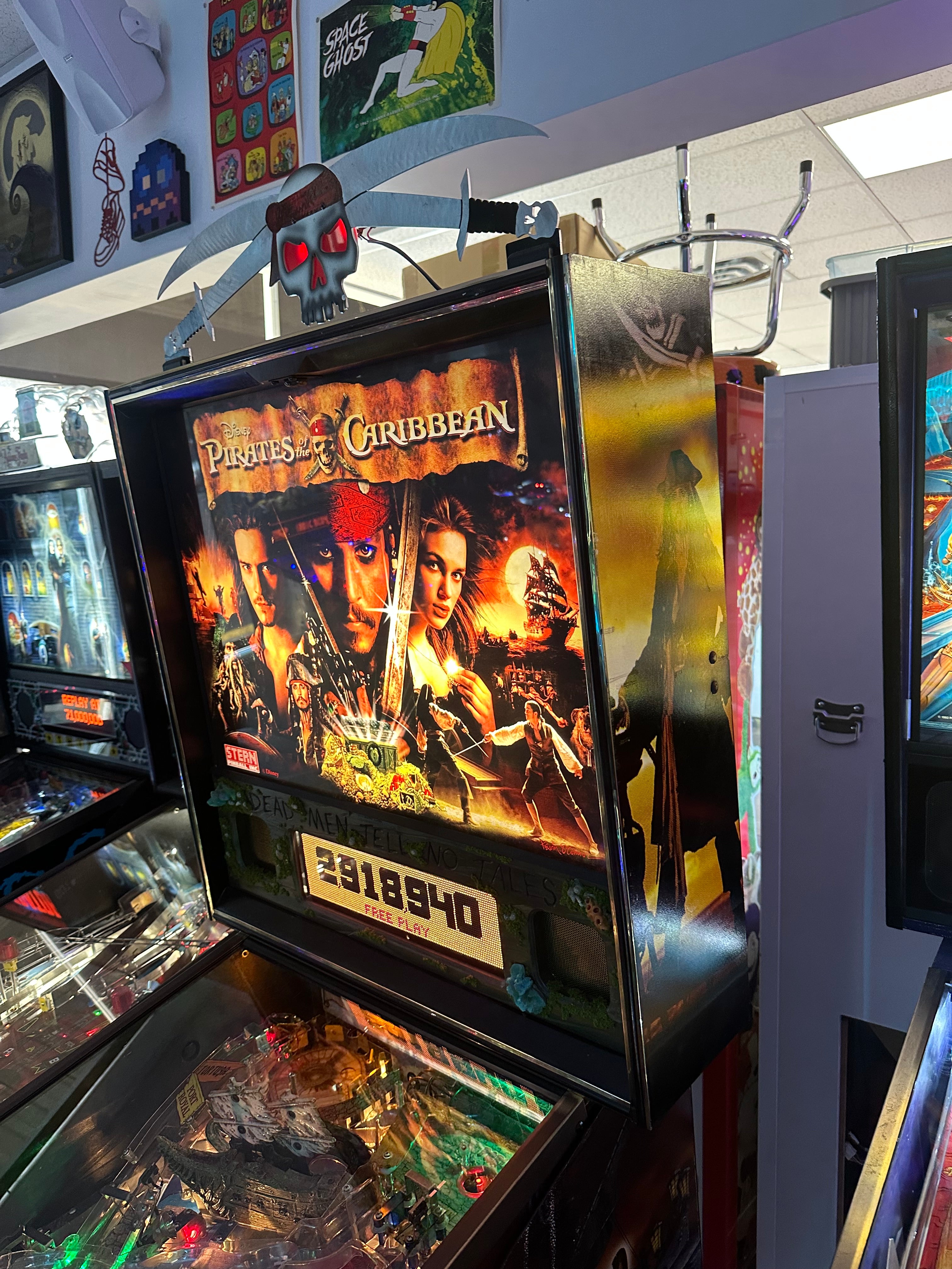 Stern Pinball LOADES Pirates of the Caribbean Pinball Machine