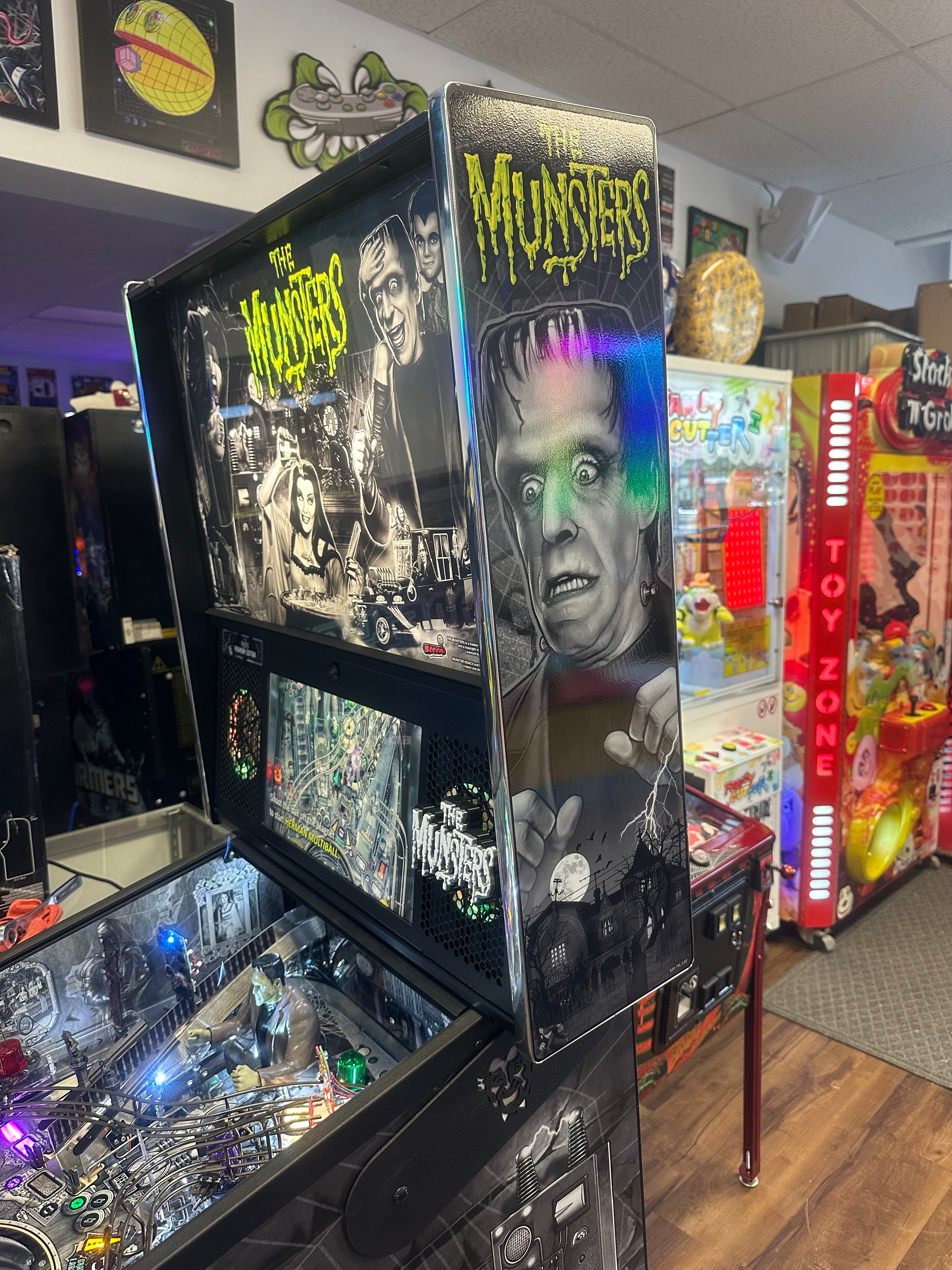 Stern Pinball LOADED The Munsters Premium Black & White Pinball Machine