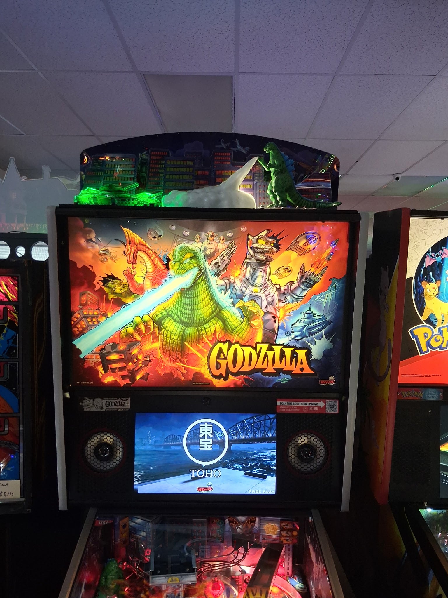 Stern Pinball Godzilla Limited Edition Pinball Machine with Stern Topper